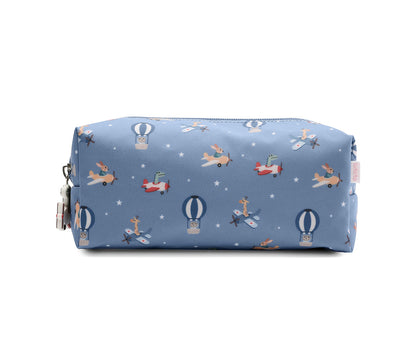 El estuche escolar de la colección Tutete Planes (Aviones) es perfecto para los peques, ya que podrán llenarlo con lápices, bolígrafos, rotuladores y todo lo que necesiten para su día a día en el cole. 
