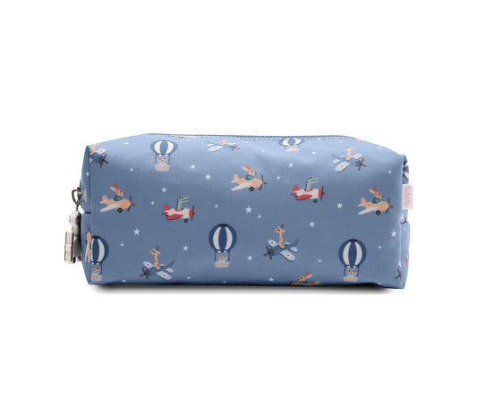 El estuche escolar de la colección Tutete Planes (Aviones) es perfecto para los peques, ya que podrán llenarlo con lápices, bolígrafos, rotuladores y todo lo que necesiten para su día a día en el cole. 