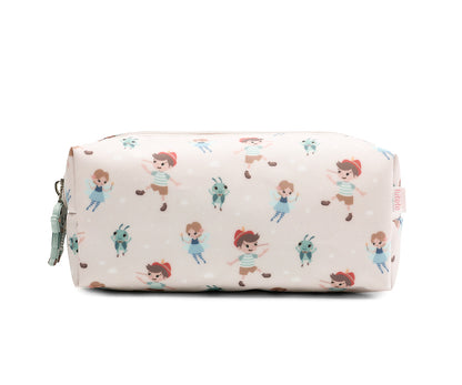 El estuche escolar de la colección Tutete Wooden boy (Pinocho) es perfecto para los peques, ya que podrán llenarlo con lápices, bolígrafos, rotuladores y todo lo que necesiten para su día a día en el cole. Además, su tamaño es ideal para llevarlo en la mochila