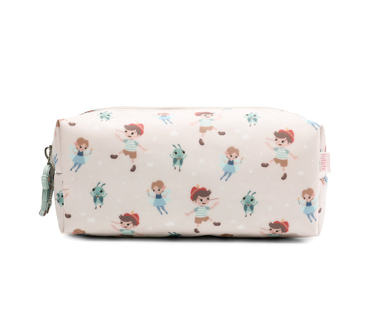 El estuche escolar de la colección Tutete Wooden boy (Pinocho) es perfecto para los peques, ya que podrán llenarlo con lápices, bolígrafos, rotuladores y todo lo que necesiten para su día a día en el cole. Además, su tamaño es ideal para llevarlo en la mochila