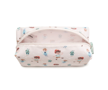 El estuche escolar de la colección Tutete Wooden boy (Pinocho) es perfecto para los peques, ya que podrán llenarlo con lápices, bolígrafos, rotuladores y todo lo que necesiten para su día a día en el cole. Además, su tamaño es ideal para llevarlo en la mochila