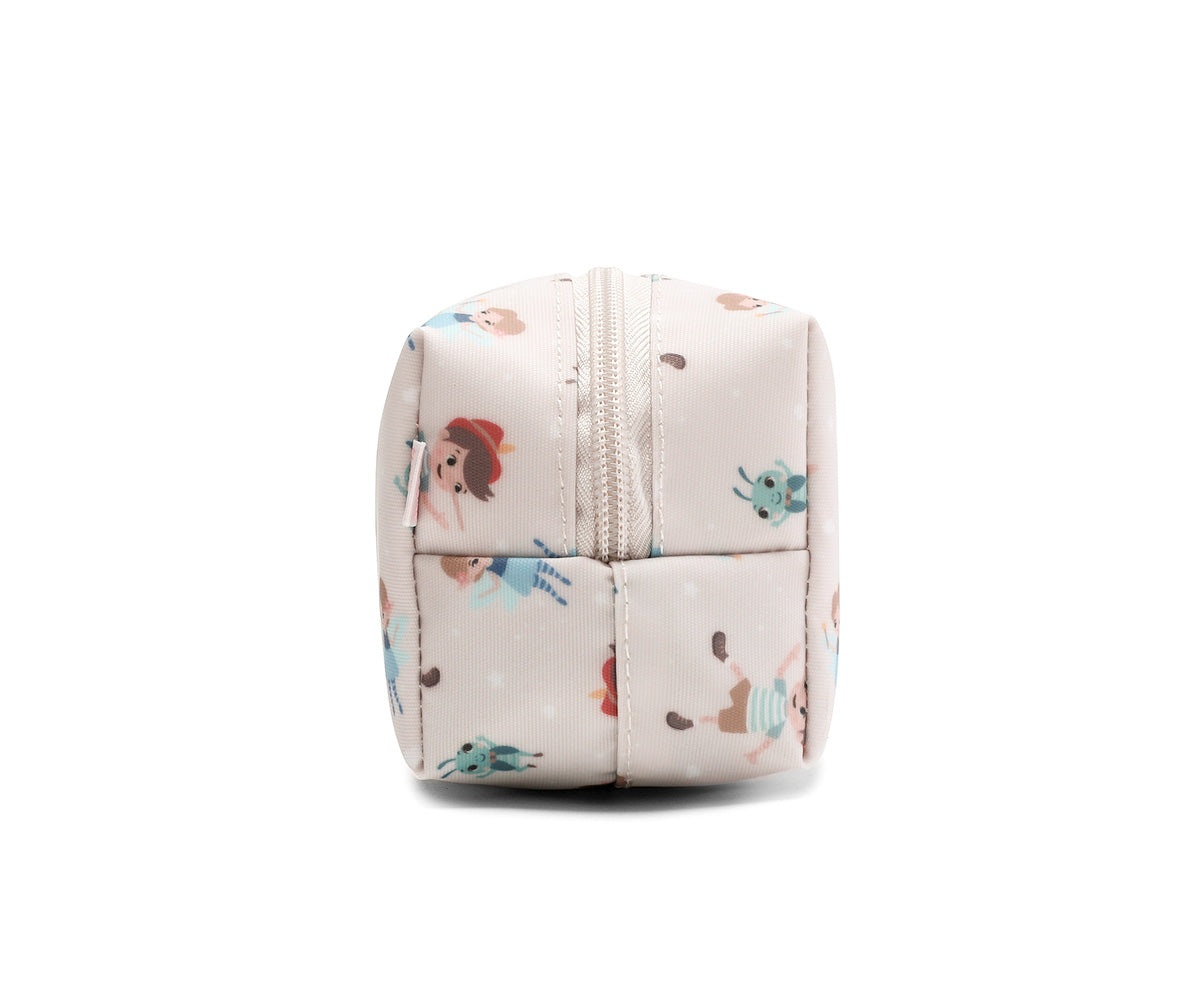El estuche escolar de la colección Tutete Wooden boy (Pinocho) es perfecto para los peques, ya que podrán llenarlo con lápices, bolígrafos, rotuladores y todo lo que necesiten para su día a día en el cole. Además, su tamaño es ideal para llevarlo en la mochila