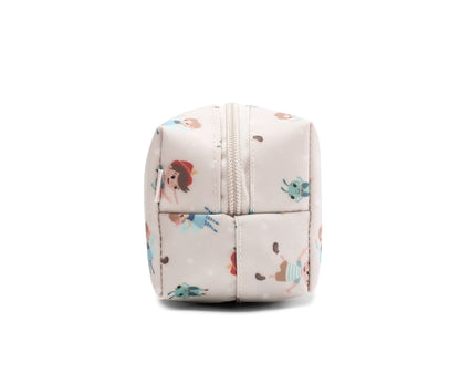 El estuche escolar de la colección Tutete Wooden boy (Pinocho) es perfecto para los peques, ya que podrán llenarlo con lápices, bolígrafos, rotuladores y todo lo que necesiten para su día a día en el cole. Además, su tamaño es ideal para llevarlo en la mochila