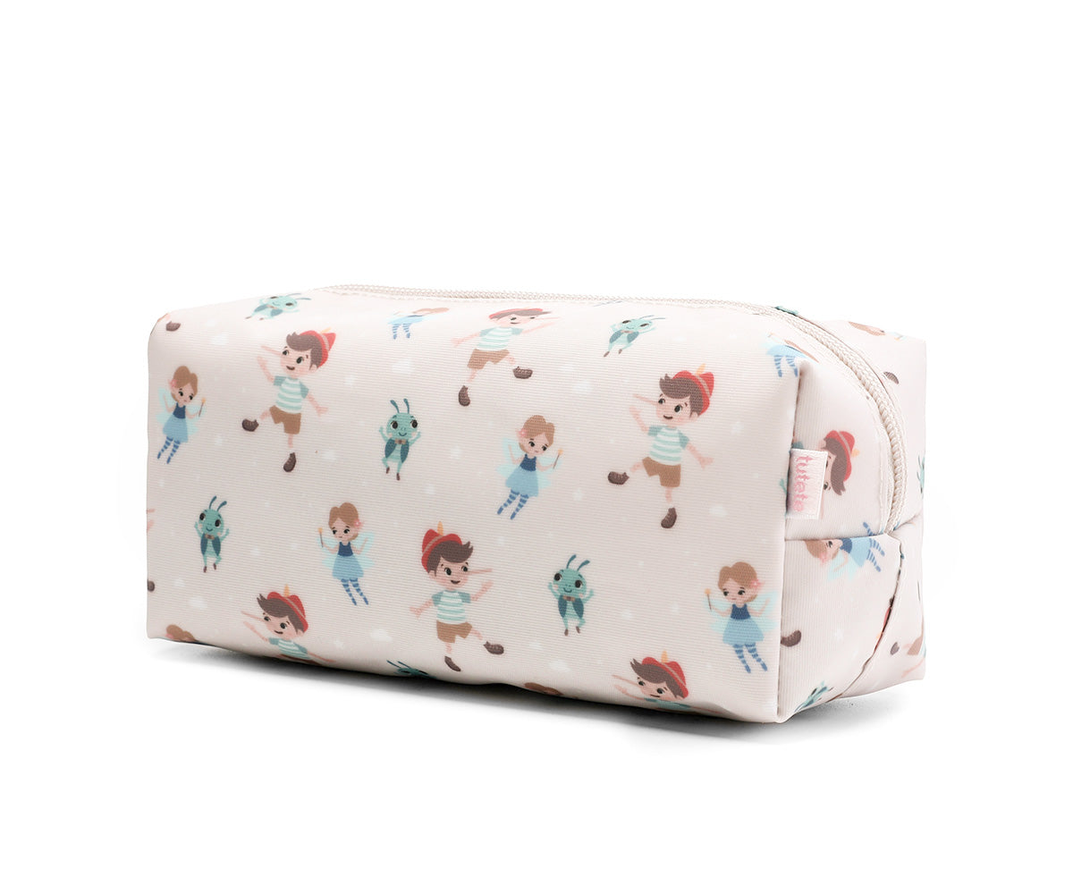 El estuche escolar de la colección Tutete Wooden boy (Pinocho) es perfecto para los peques, ya que podrán llenarlo con lápices, bolígrafos, rotuladores y todo lo que necesiten para su día a día en el cole. Además, su tamaño es ideal para llevarlo en la mochila