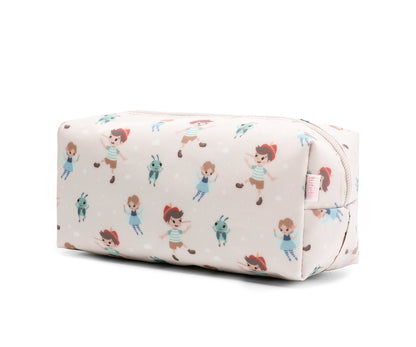 El estuche escolar de la colección Tutete Wooden boy (Pinocho) es perfecto para los peques, ya que podrán llenarlo con lápices, bolígrafos, rotuladores y todo lo que necesiten para su día a día en el cole. Además, su tamaño es ideal para llevarlo en la mochila