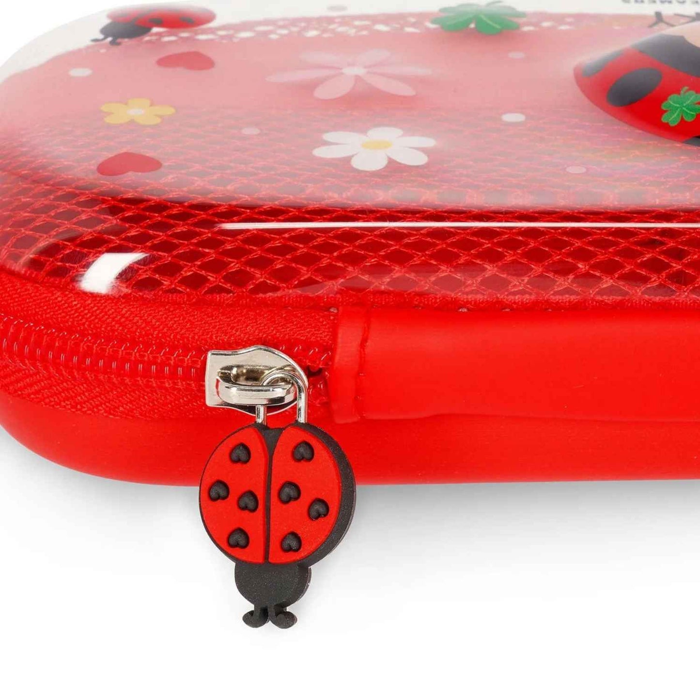 Consigue el Estuche Rígido Ladybug Wonderwow de Legami. Con organizador interno, bolsillo de malla y protección antigolpes. El estuche transparente perfecto para un escritorio ordenado.