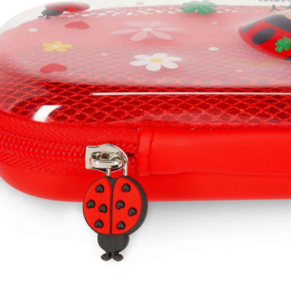 Consigue el Estuche Rígido Ladybug Wonderwow de Legami. Con organizador interno, bolsillo de malla y protección antigolpes. El estuche transparente perfecto para un escritorio ordenado.
