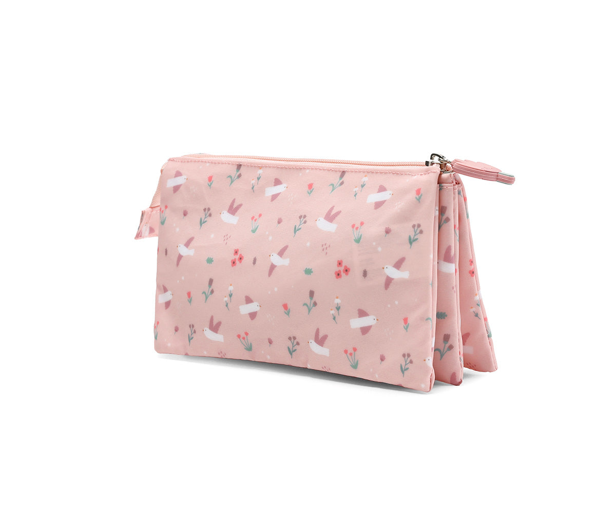 Estuche de 3 Compartimentos Blossom Birds (Pájaros) de Tutete en Mano de Santa, el accesorio imprescindible para la vuelta al cole. Este estuche escolar personalizable destaca por su diseño amplio de triple compartimento con una sola cremallera principal y un tirador decorativo temático, perfecto para que l