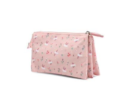Estuche de 3 Compartimentos Blossom Birds (Pájaros) de Tutete en Mano de Santa, el accesorio imprescindible para la vuelta al cole. Este estuche escolar personalizable destaca por su diseño amplio de triple compartimento con una sola cremallera principal y un tirador decorativo temático, perfecto para que l