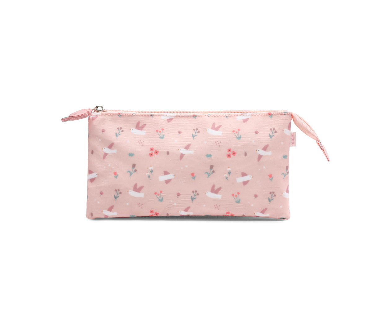 Estuche de 3 Compartimentos Blossom Birds (Pájaros) de Tutete en Mano de Santa, el accesorio imprescindible para la vuelta al cole. Este estuche escolar personalizable destaca por su diseño amplio de triple compartimento con una sola cremallera principal y un tirador decorativo temático, perfecto para que l