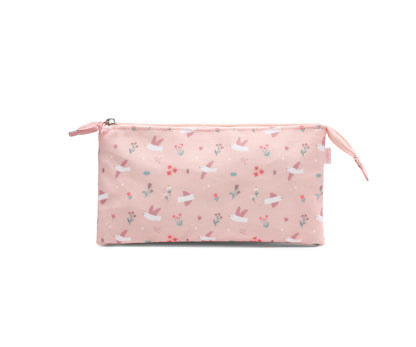 Estuche de 3 Compartimentos Blossom Birds (Pájaros) de Tutete en Mano de Santa, el accesorio imprescindible para la vuelta al cole. Este estuche escolar personalizable destaca por su diseño amplio de triple compartimento con una sola cremallera principal y un tirador decorativo temático, perfecto para que l