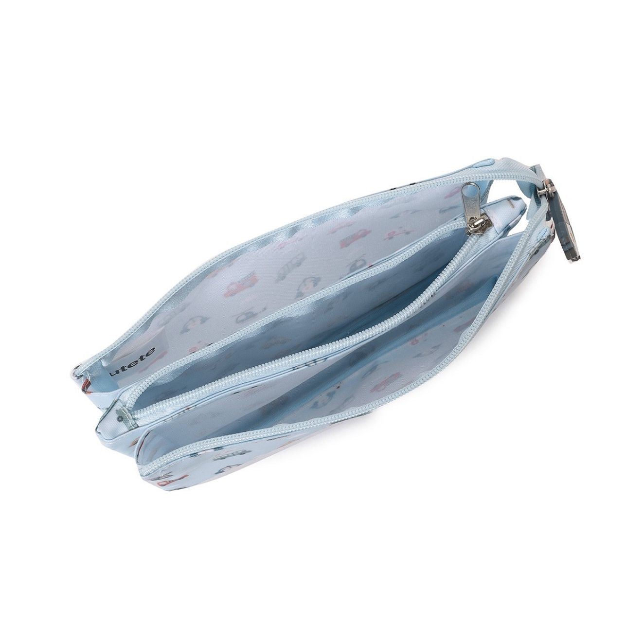 El Estuche de 3 Compartimentos Tutete es ideal para llevar todo el material necesario al cole. Con una cremallera central que abre 3 compartimentos separados, incluyendo uno adicional al centro con cremallera. La cremallera principal cuenta con un tirador en forma de mariquita de la divertida colección City cars, ideal para abrir y cerrar fácilmente. Además, ¡puedes personalizarlo con el nombre de tu peque!