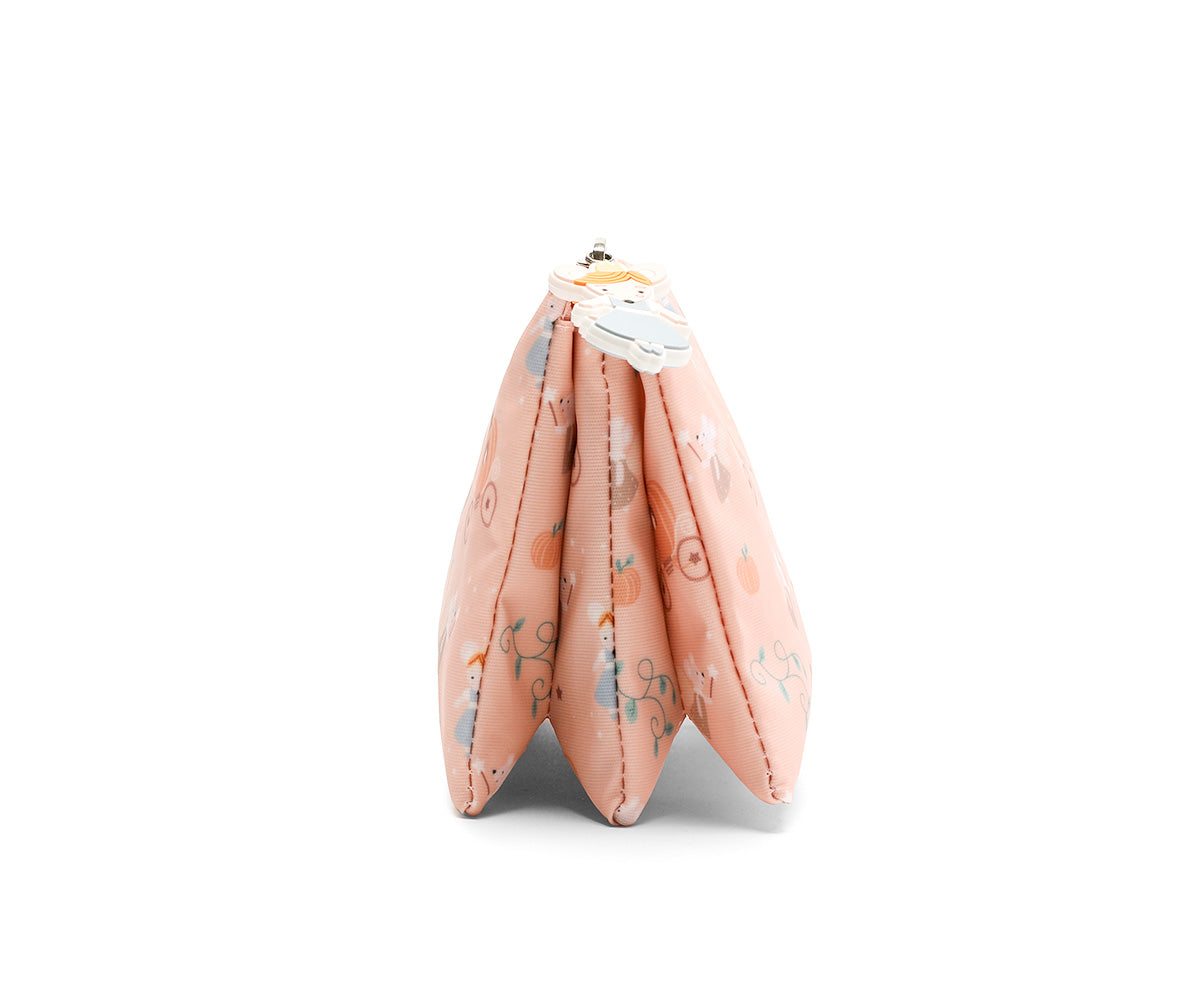 Estuche de 3 Compartimentos Mouse Fairies (Cenicienta) de Tutete en Mano de Santa, el accesorio imprescindible para la vuelta al cole. Este estuche escolar personalizable destaca por su diseño amplio de triple compartimento con una sola cremallera principal y un tirador decorativo temático, perfecto para que los peques abran y cierren con total facilidad. Fabricado en plástico reciclado 100% RPET