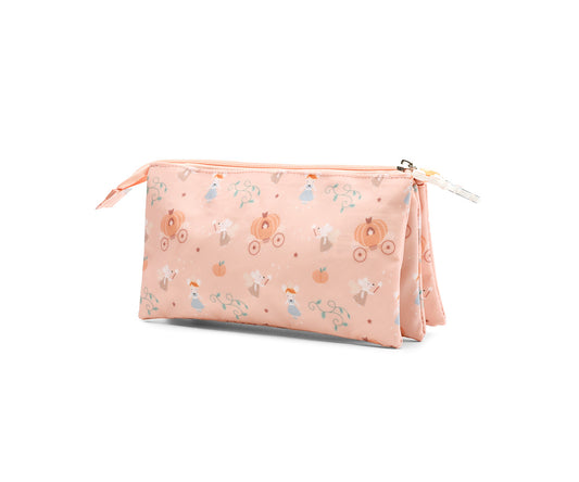 Estuche de 3 Compartimentos Mouse Fairies (Cenicienta) de Tutete en Mano de Santa, el accesorio imprescindible para la vuelta al cole. Este estuche escolar personalizable destaca por su diseño amplio de triple compartimento con una sola cremallera principal y un tirador decorativo temático, perfecto para que los peques abran y cierren con total facilidad. Fabricado en plástico reciclado 100% RPET