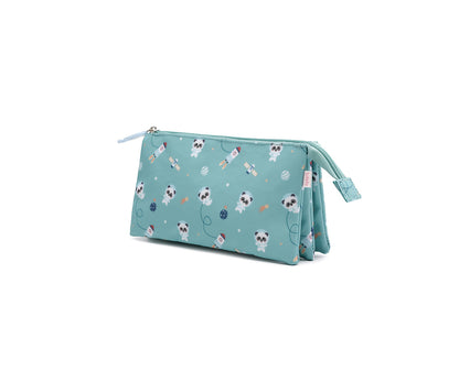 Estuche de 3 Compartimentos Pandas in the space (Pandas) de Tutete en Mano de Santa, el accesorio imprescindible para la vuelta al cole. Este estuche escolar personalizable destaca por su diseño amplio de triple compartimento con una sola cremallera principal y un tirador decorativo temático, perfecto para que los peques abran y cierren con total facilidad. Fabricado en plástico reciclado 100% RPET