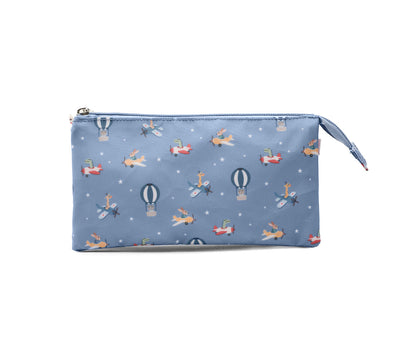 Estuche de 3 Compartimentos iAviones (Planes) de Tutete en Mano de Santa, el accesorio imprescindible para la vuelta al cole. Este estuche escolar personalizable destaca por su diseño amplio de triple compartimento con una sola cremallera principal y un tirador decorativo temático, perfecto para que los peques abran y cierren con total facilidad. Fabricado en plástico reciclado 100% RPET