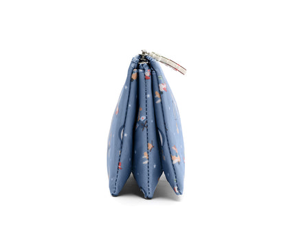 Estuche de 3 Compartimentos iAviones (Planes) de Tutete en Mano de Santa, el accesorio imprescindible para la vuelta al cole. Este estuche escolar personalizable destaca por su diseño amplio de triple compartimento con una sola cremallera principal y un tirador decorativo temático, perfecto para que los peques abran y cierren con total facilidad. Fabricado en plástico reciclado 100% RPET