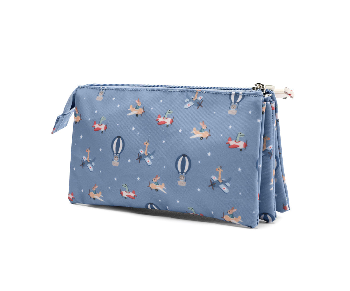 Estuche de 3 Compartimentos iAviones (Planes) de Tutete en Mano de Santa, el accesorio imprescindible para la vuelta al cole. Este estuche escolar personalizable destaca por su diseño amplio de triple compartimento con una sola cremallera principal y un tirador decorativo temático, perfecto para que los peques abran y cierren con total facilidad. Fabricado en plástico reciclado 100% RPET