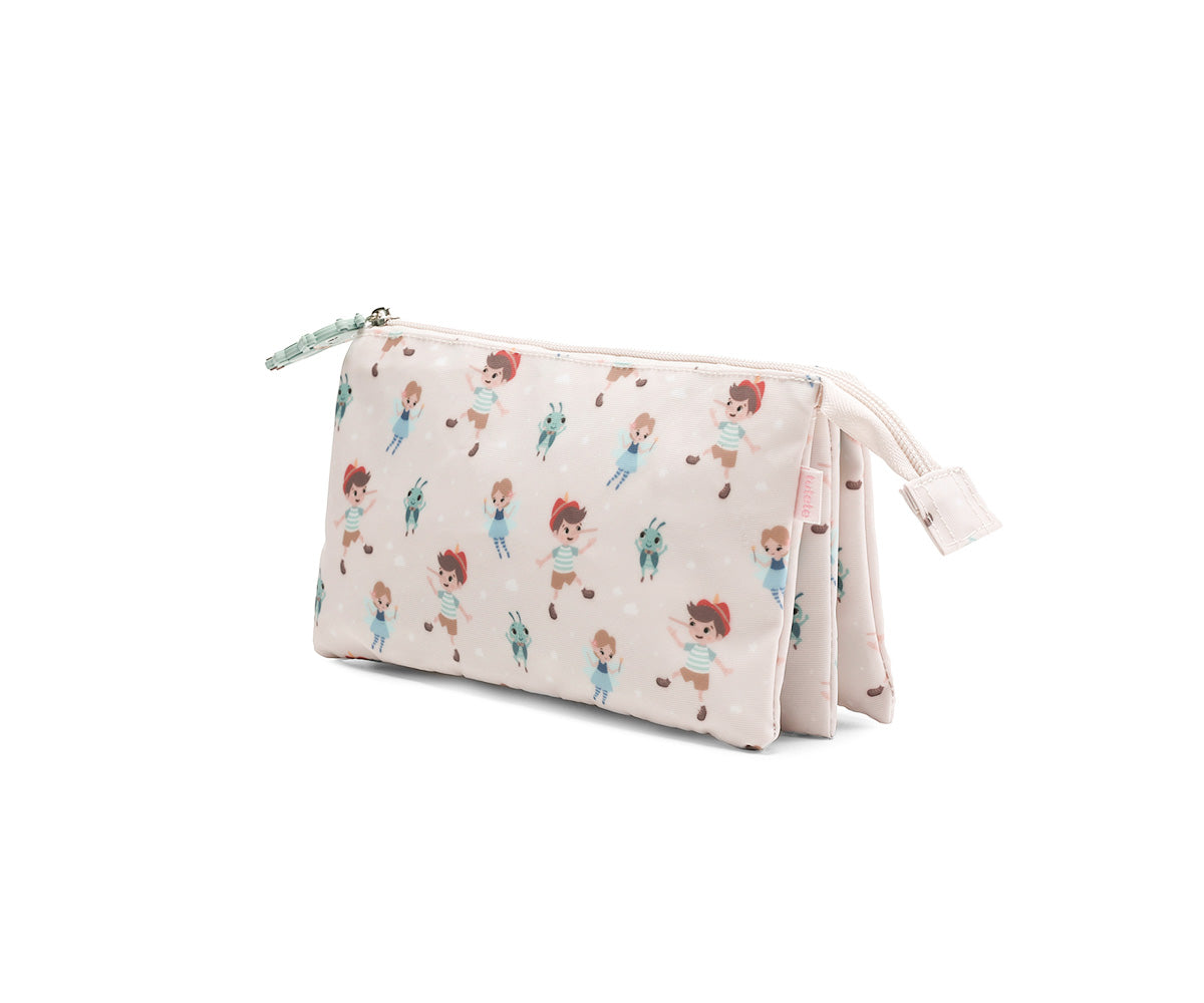 Estuche de 3 Compartimentos Wooden Boy de Tutete en Mano de Santa, el accesorio imprescindible para la vuelta al cole. Este estuche escolar personalizable destaca por su diseño amplio de triple compartimento con una sola cremallera principal y un tirador decorativo temático, perfecto para que los peques abran y cierren con total facilidad