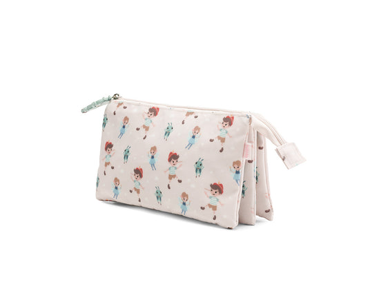 Estuche de 3 Compartimentos Wooden Boy de Tutete en Mano de Santa, el accesorio imprescindible para la vuelta al cole. Este estuche escolar personalizable destaca por su diseño amplio de triple compartimento con una sola cremallera principal y un tirador decorativo temático, perfecto para que los peques abran y cierren con total facilidad