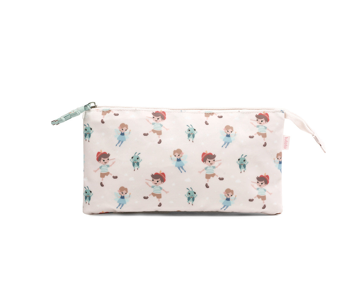 Estuche de 3 Compartimentos Wooden Boy de Tutete en Mano de Santa, el accesorio imprescindible para la vuelta al cole. Este estuche escolar personalizable destaca por su diseño amplio de triple compartimento con una sola cremallera principal y un tirador decorativo temático, perfecto para que los peques abran y cierren con total facilidad