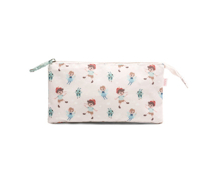 Estuche de 3 Compartimentos Wooden Boy de Tutete en Mano de Santa, el accesorio imprescindible para la vuelta al cole. Este estuche escolar personalizable destaca por su diseño amplio de triple compartimento con una sola cremallera principal y un tirador decorativo temático, perfecto para que los peques abran y cierren con total facilidad
