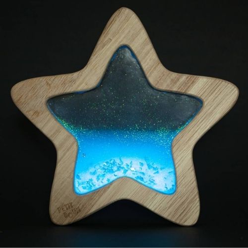 Prepárate para vivir un espectáculo de luces y colores con la Estrella Sensorial FLOW STAR Orionis! Esta innovadora estrella lleva la experiencia sensorial a un nuevo nivel, incorporando pigmentos fluorescentes y fosforescentes que cautivarán a los más pequeños. Basta con cargarla bajo una fuente de luz natural o luz negra y llevarla a un lugar oscuro… ¡y la magia comienza!