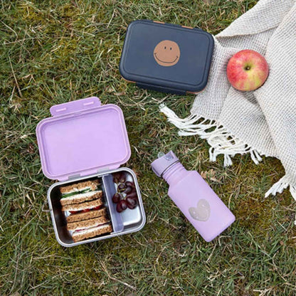  la fiambrera Heart Lilac&nbsp;es la aliada perfecta para llevar comidas saludables y bien organizadas al cole, al parque o de excursión. Su diseño en acero inoxidable 100% la hace resistente, duradera y segura para el uso diario