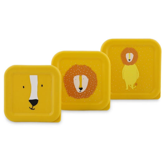 Fiambrera Nido - Mr. Lion! 🦁 Este set de 3 fiambreras apilables está diseñado para hacer la vida más fácil a las familias con peques entre 3 y 10 años: prácticas, resistentes y con un diseño encantador que los niños adorarán.

Cada fiambrera tiene un tamaño diferente para adaptarse a todo tipo de alimentos: desde fruta y frutos secos hasta bocadillos o galletas. Además, encajan una dentro de otra, ocupando el mínimo espacio en la mochila o la despensa. Las tapas son suaves y fáciles de abrir, ideales para 