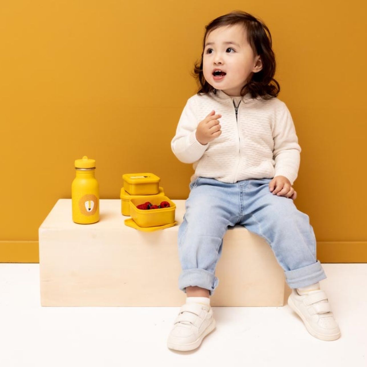 Fiambrera Nido - Mr. Lion! 🦁 Este set de 3 fiambreras apilables está diseñado para hacer la vida más fácil a las familias con peques entre 3 y 10 años: prácticas, resistentes y con un diseño encantador que los niños adorarán.

Cada fiambrera tiene un tamaño diferente para adaptarse a todo tipo de alimentos: desde fruta y frutos secos hasta bocadillos o galletas. Además, encajan una dentro de otra, ocupando el mínimo espacio en la mochila o la despensa. Las tapas son suaves y fáciles de abrir, ideales para 