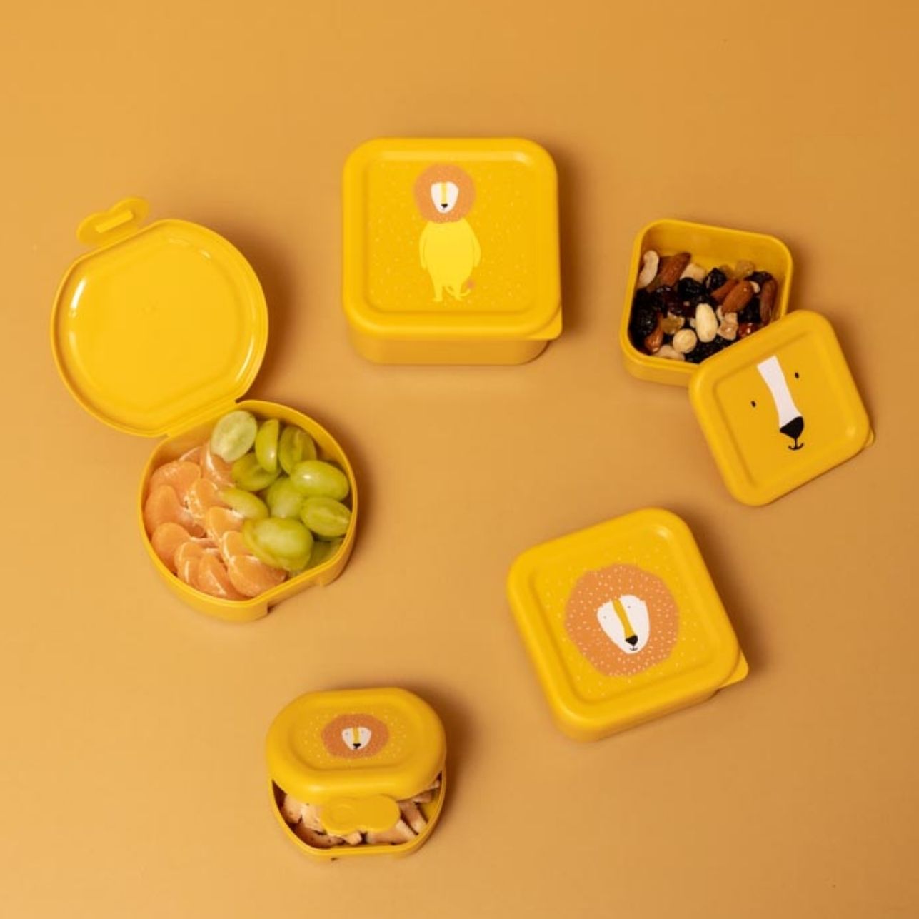 Fiambrera Nido - Mr. Lion! 🦁 Este set de 3 fiambreras apilables está diseñado para hacer la vida más fácil a las familias con peques entre 3 y 10 años: prácticas, resistentes y con un diseño encantador que los niños adorarán.

Cada fiambrera tiene un tamaño diferente para adaptarse a todo tipo de alimentos: desde fruta y frutos secos hasta bocadillos o galletas. Además, encajan una dentro de otra, ocupando el mínimo espacio en la mochila o la despensa. Las tapas son suaves y fáciles de abrir, ideales para 