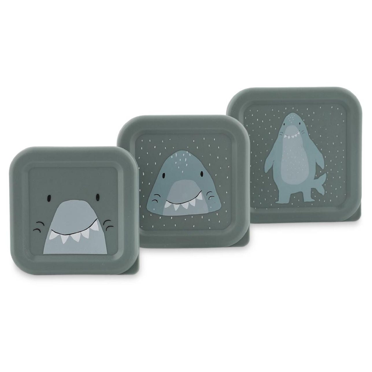 Este pack incluye 3 fiambreras apilables de diferentes tamaños, ideales para llevar bocadillos, frutas o snacks al colegio, de paseo o a la playa, siempre con el estilo más oceánico.

Diseñadas pensando en los más peques, las tapas cuentan con un diseño llamativo de tiburón y se abren fácilmente gracias a su material flexible, perfecto para manitas pequeñas a partir de 3 años. Además, las fiambreras se guardan una dentro de otra, ocupando muy poco espacio.