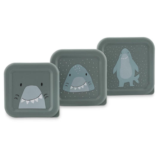 Este pack incluye 3 fiambreras apilables de diferentes tamaños, ideales para llevar bocadillos, frutas o snacks al colegio, de paseo o a la playa, siempre con el estilo más oceánico.

Diseñadas pensando en los más peques, las tapas cuentan con un diseño llamativo de tiburón y se abren fácilmente gracias a su material flexible, perfecto para manitas pequeñas a partir de 3 años. Además, las fiambreras se guardan una dentro de otra, ocupando muy poco espacio.