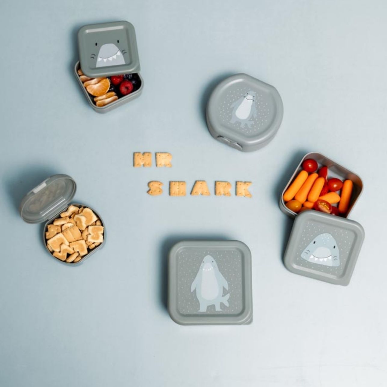 Este pack incluye 3 fiambreras apilables de diferentes tamaños, ideales para llevar bocadillos, frutas o snacks al colegio, de paseo o a la playa, siempre con el estilo más oceánico.

Diseñadas pensando en los más peques, las tapas cuentan con un diseño llamativo de tiburón y se abren fácilmente gracias a su material flexible, perfecto para manitas pequeñas a partir de 3 años. Además, las fiambreras se guardan una dentro de otra, ocupando muy poco espacio.