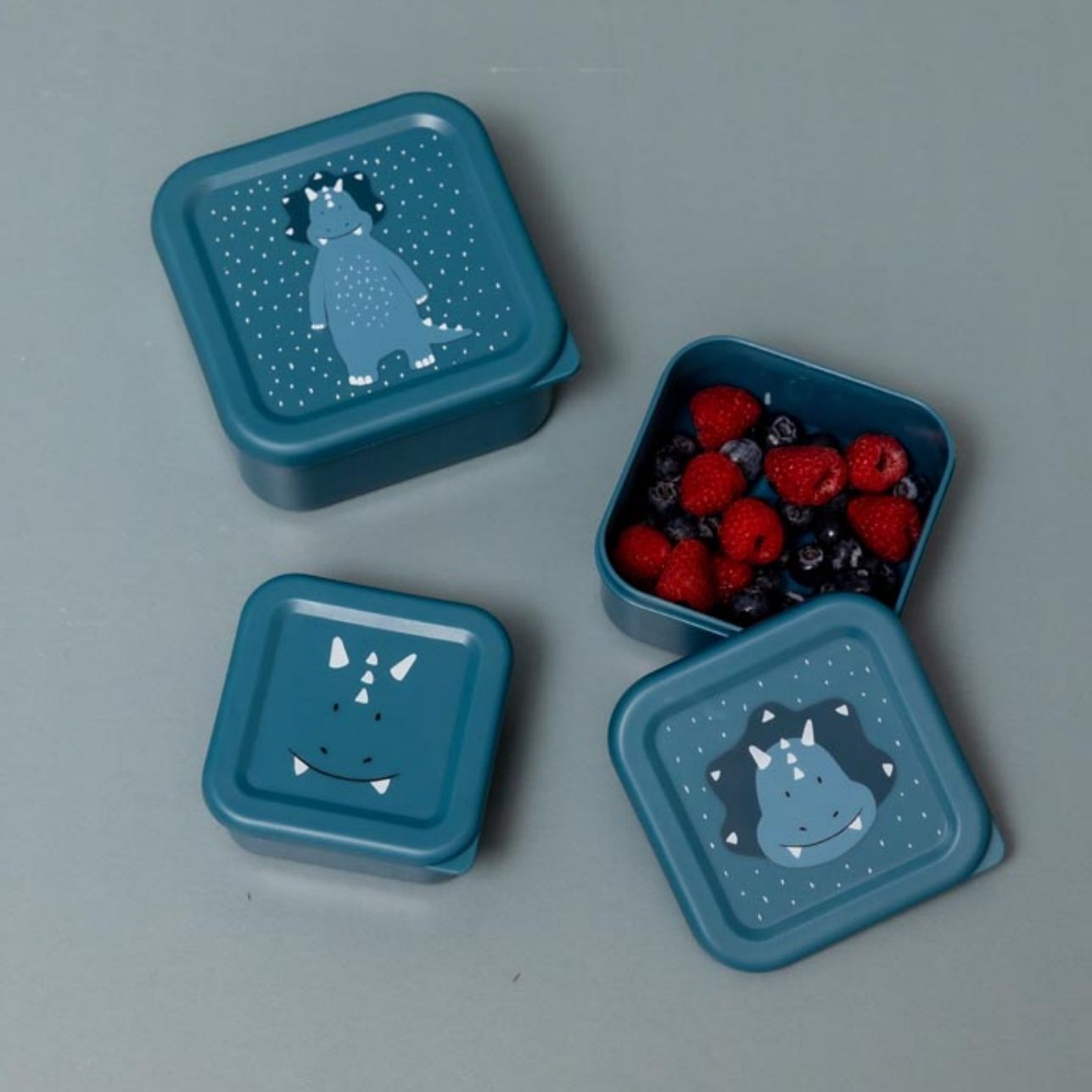 pack incluye 3 fiambreras de distintos tamaños que encajan una dentro de otra, ocupando muy poco espacio y siendo perfectas para llevar en la mochila del cole, en excursiones o en los paseos al parque.

Con un diseño irresistible protagonizado por Mr. Triceratops, cada fiambrera cuenta con tapas fáciles de abrir, pensadas especialmente para las manos pequeñas de los más peques. ¡Y sí! Son aptas para lavavajillas, lo que facilita la limpieza después de cada uso. 