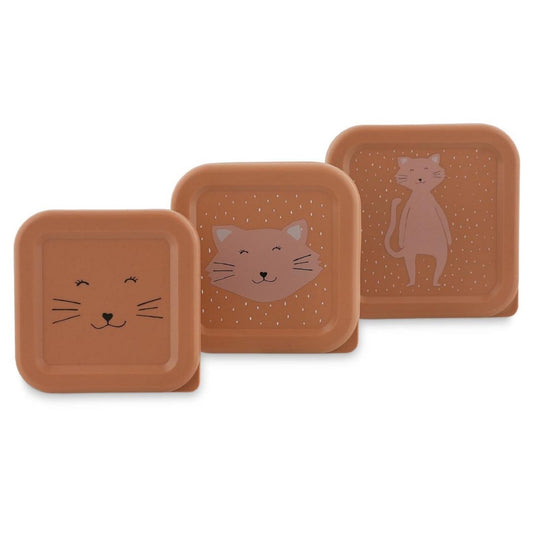 El set de fiambreras nido Mrs. Cat de trixie es la solución práctica, adorable y funcional para llevar los snacks de tu peque a todas partes. Incluye 3 tamaños diferentes que encajan unas dentro de otras, ocupando el mínimo espacio cuando no se usan, ¡perfectas para mochilas escolares o bolsas de paseo!