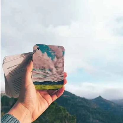 Fíjate Nubes es una guía visual práctica y encantadora que enseña a grandes y pequeños a identificar los distintos tipos de nubes de forma sencilla, gracias a sus ilustraciones en acuarela y explicaciones claras. Un recurso educativo ideal para despertar la curiosidad, fomentar la observación consciente y conectar con la naturaleza en familia.