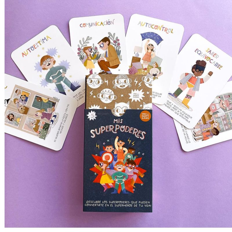 Habilidades sociales para peques con alma de héroes

¿Y si la empatía, la paciencia o la autoestima fueran súperpoderes? Esta preciosa baraja de 30 tarjetas ilustradas invita a niñas y niños a descubrir que dentro de cada uno de ellos vive un auténtico superhéroe emocional.

A través de ilustraciones cuidadas y mensajes positivos, cada carta propone una habilidad social —como la escucha activa, la solidaridad o el pensamiento crítico— que todos podemos aprender y potenciar desde pequeños. Una herramienta id