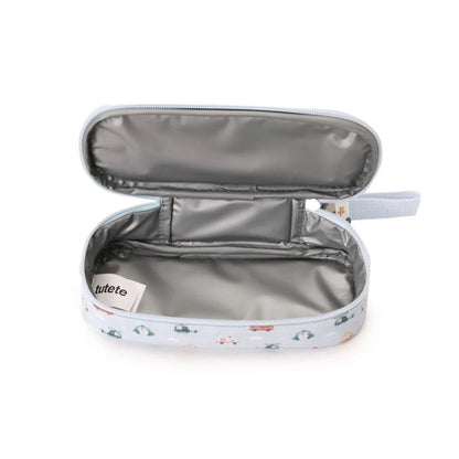 La Funda Almuerzo Térmica de la colección City Cars&nbsp;de Tutete es mucho más que una bolsita bonita: es funcional, segura, personalizable y perfecta para el día a día en el cole.