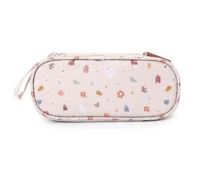 ¡El almuerzo de tu peque, siempre fresco y con estilo!
La Funda Almuerzo Térmica de la colección Geometric Nature&nbsp;de Tutete es mucho más que una bolsita bonita: es funcional, segura, personalizable y perfecta para el día a día en el cole.

Gracias a su interior térmico forrado con material PEVA, mantiene la temperatura de los alimentos durante más tiempo, ideal para bocadillos, fruta o snacks saludables. Compacta pero espaciosa, cabe lo justo para que tu peque meriende feliz sin cargar con peso extra.