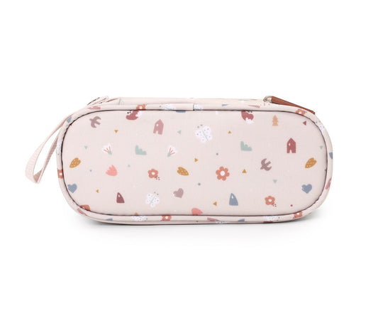 ¡El almuerzo de tu peque, siempre fresco y con estilo!
La Funda Almuerzo Térmica de la colección Geometric Nature&nbsp;de Tutete es mucho más que una bolsita bonita: es funcional, segura, personalizable y perfecta para el día a día en el cole.

Gracias a su interior térmico forrado con material PEVA, mantiene la temperatura de los alimentos durante más tiempo, ideal para bocadillos, fruta o snacks saludables. Compacta pero espaciosa, cabe lo justo para que tu peque meriende feliz sin cargar con peso extra.