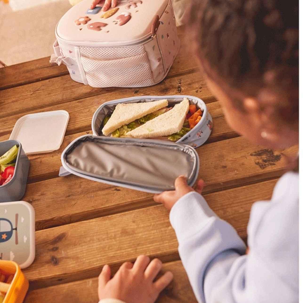 La Funda Almuerzo Térmica de la colección The Three Little Pigs de Tutete es mucho más que una bolsita bonita: es funcional, segura, personalizable y perfecta para el día a día en el cole.