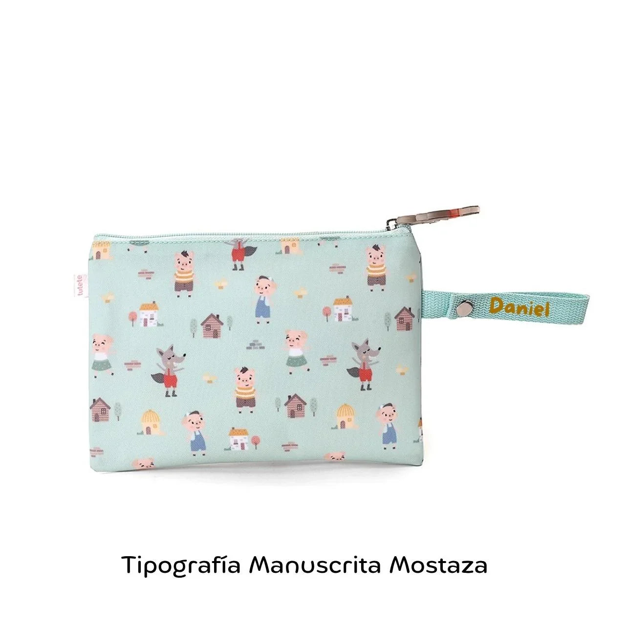 la funda para bocadillo Impermeable Los tres cerditos Personalizable de Tutete es justo lo que necesitas.


Bolsita de interior impermeable para llevar el bocadillo o fruta al colegio y no usar papel de aluminio ni bolsas de plástico que tanto contaminan. Una opción ecológica y muy divertida para proteger el medio ambiente.