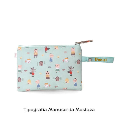 la funda para bocadillo Impermeable Los tres cerditos Personalizable de Tutete es justo lo que necesitas.


Bolsita de interior impermeable para llevar el bocadillo o fruta al colegio y no usar papel de aluminio ni bolsas de plástico que tanto contaminan. Una opción ecológica y muy divertida para proteger el medio ambiente.