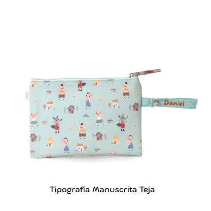la funda para bocadillo Impermeable Los tres cerditos Personalizable de Tutete es justo lo que necesitas.


Bolsita de interior impermeable para llevar el bocadillo o fruta al colegio y no usar papel de aluminio ni bolsas de plástico que tanto contaminan. Una opción ecológica y muy divertida para proteger el medio ambiente.