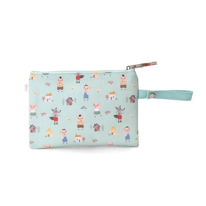 la funda para bocadillo Impermeable Los tres cerditos Personalizable de Tutete es justo lo que necesitas.


Bolsita de interior impermeable para llevar el bocadillo o fruta al colegio y no usar papel de aluminio ni bolsas de plástico que tanto contaminan. Una opción ecológica y muy divertida para proteger el medio ambiente.
