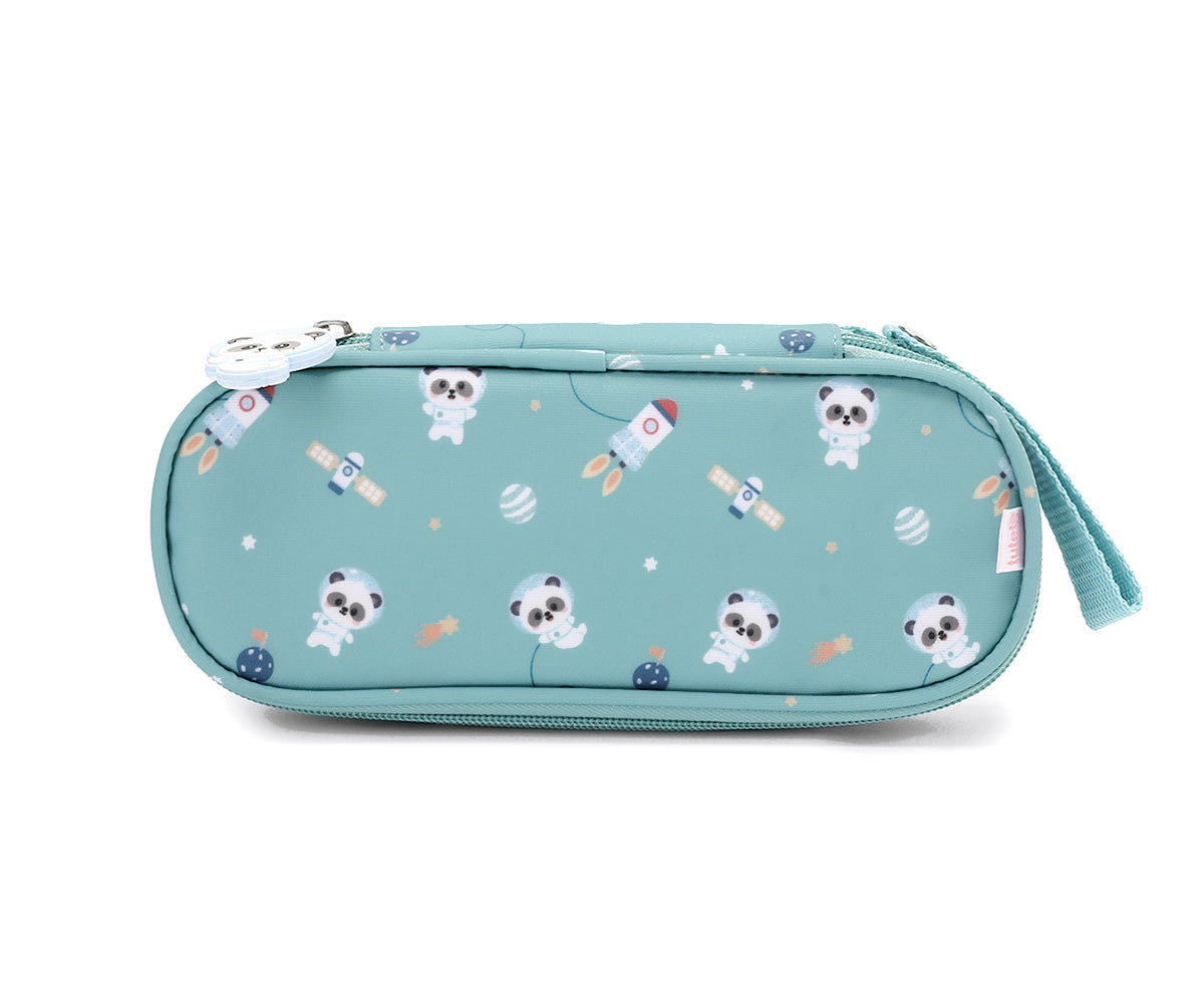 a Funda Almuerzo Térmica Pandas in Space (Pandas) de Tutete en Mano de Santa, la opción ideal para mantener la merienda o el almuerzo de tu peque siempre a la temperatura perfecta. Esta bolsa térmica infantil personalizable combina un diseño moderno y sostenible con la máxima funcionalidad para el colegio, la guardería o las excursiones. Fabricada con materiales reciclados libres de BPA