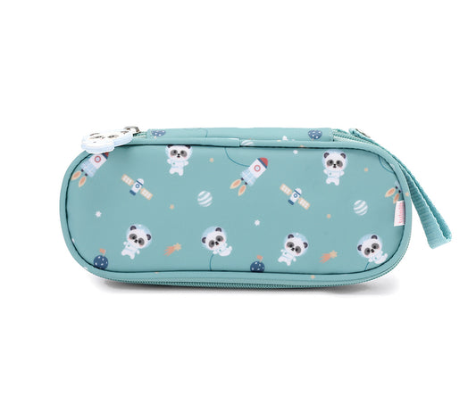 a Funda Almuerzo Térmica Pandas in Space (Pandas) de Tutete en Mano de Santa, la opción ideal para mantener la merienda o el almuerzo de tu peque siempre a la temperatura perfecta. Esta bolsa térmica infantil personalizable combina un diseño moderno y sostenible con la máxima funcionalidad para el colegio, la guardería o las excursiones. Fabricada con materiales reciclados libres de BPA