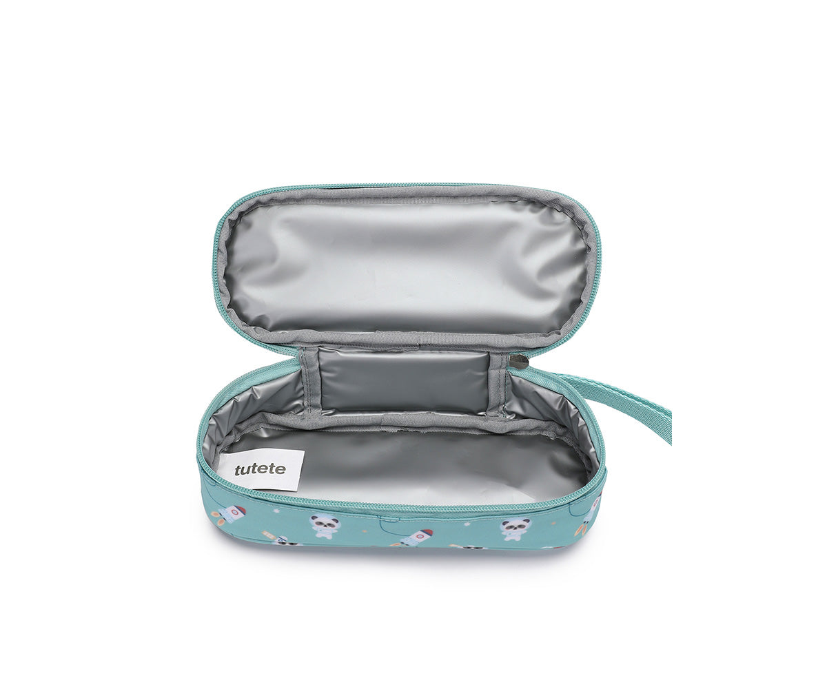 a Funda Almuerzo Térmica Pandas in Space (Pandas) de Tutete en Mano de Santa, la opción ideal para mantener la merienda o el almuerzo de tu peque siempre a la temperatura perfecta. Esta bolsa térmica infantil personalizable combina un diseño moderno y sostenible con la máxima funcionalidad para el colegio, la guardería o las excursiones. Fabricada con materiales reciclados libres de BPA