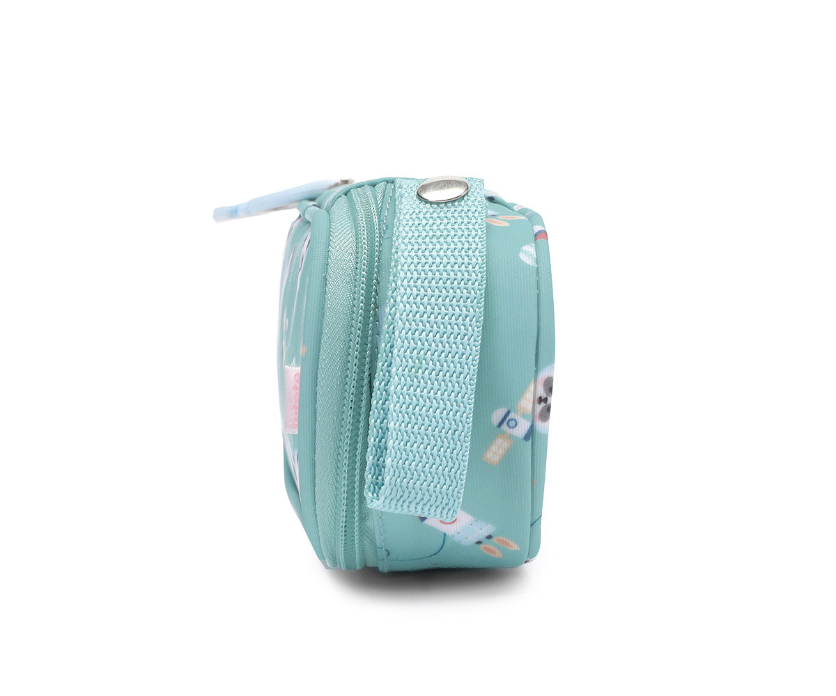 a Funda Almuerzo Térmica Pandas in Space (Pandas) de Tutete en Mano de Santa, la opción ideal para mantener la merienda o el almuerzo de tu peque siempre a la temperatura perfecta. Esta bolsa térmica infantil personalizable combina un diseño moderno y sostenible con la máxima funcionalidad para el colegio, la guardería o las excursiones. Fabricada con materiales reciclados libres de BPA